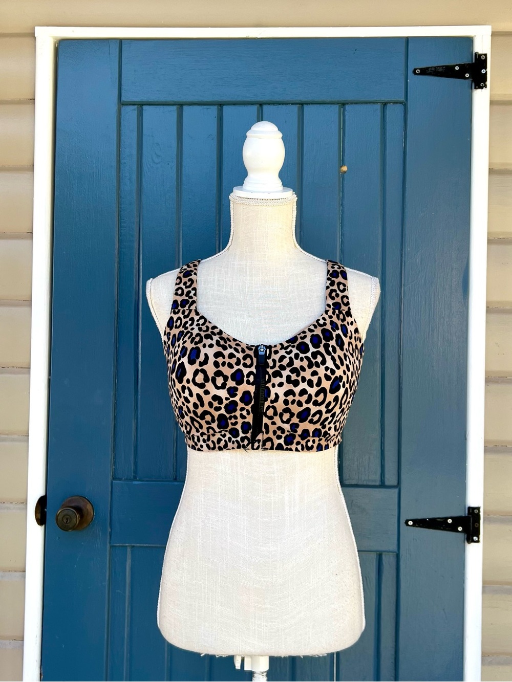 Victoria's Secret Knockout sports bra leopard print front-zipper Size 34DDD